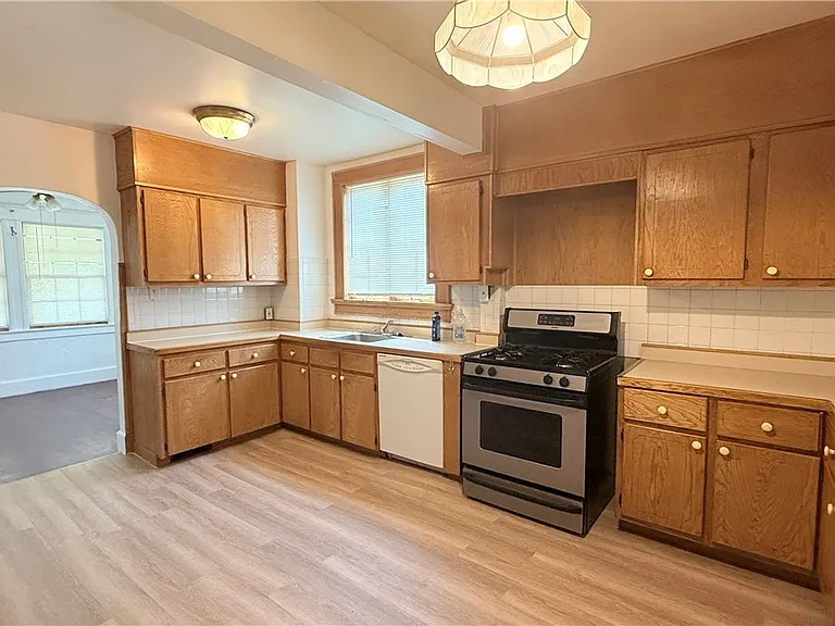 592 Lindell St — Photo 17