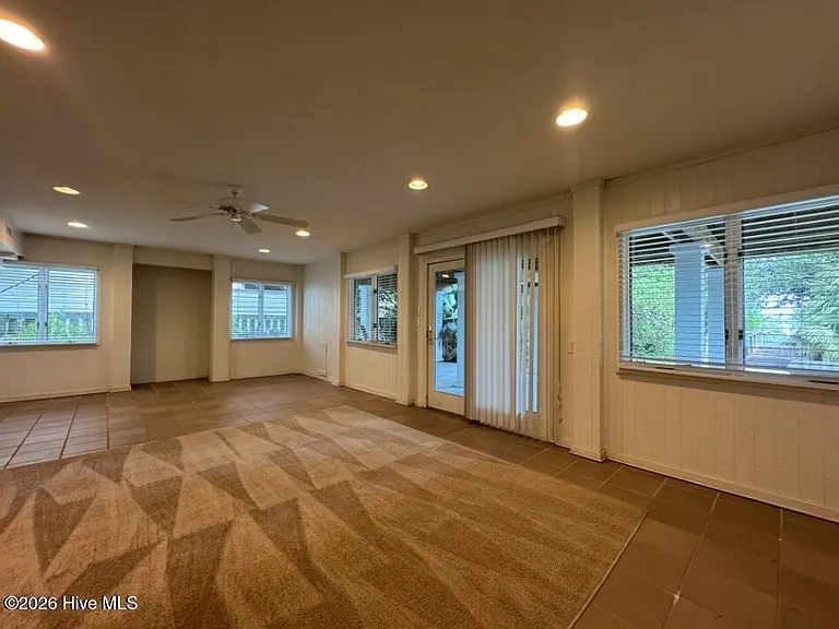 1154 Monroe Ln — Photo 11