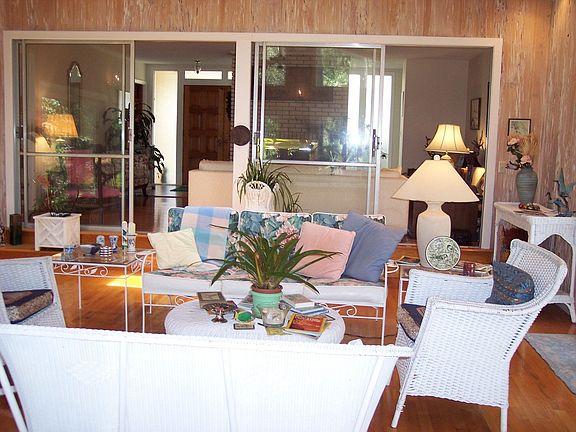 Large Sun-Room, Perfect for Entertaining