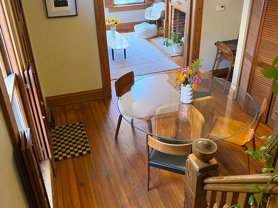 Dining room (side door on left)