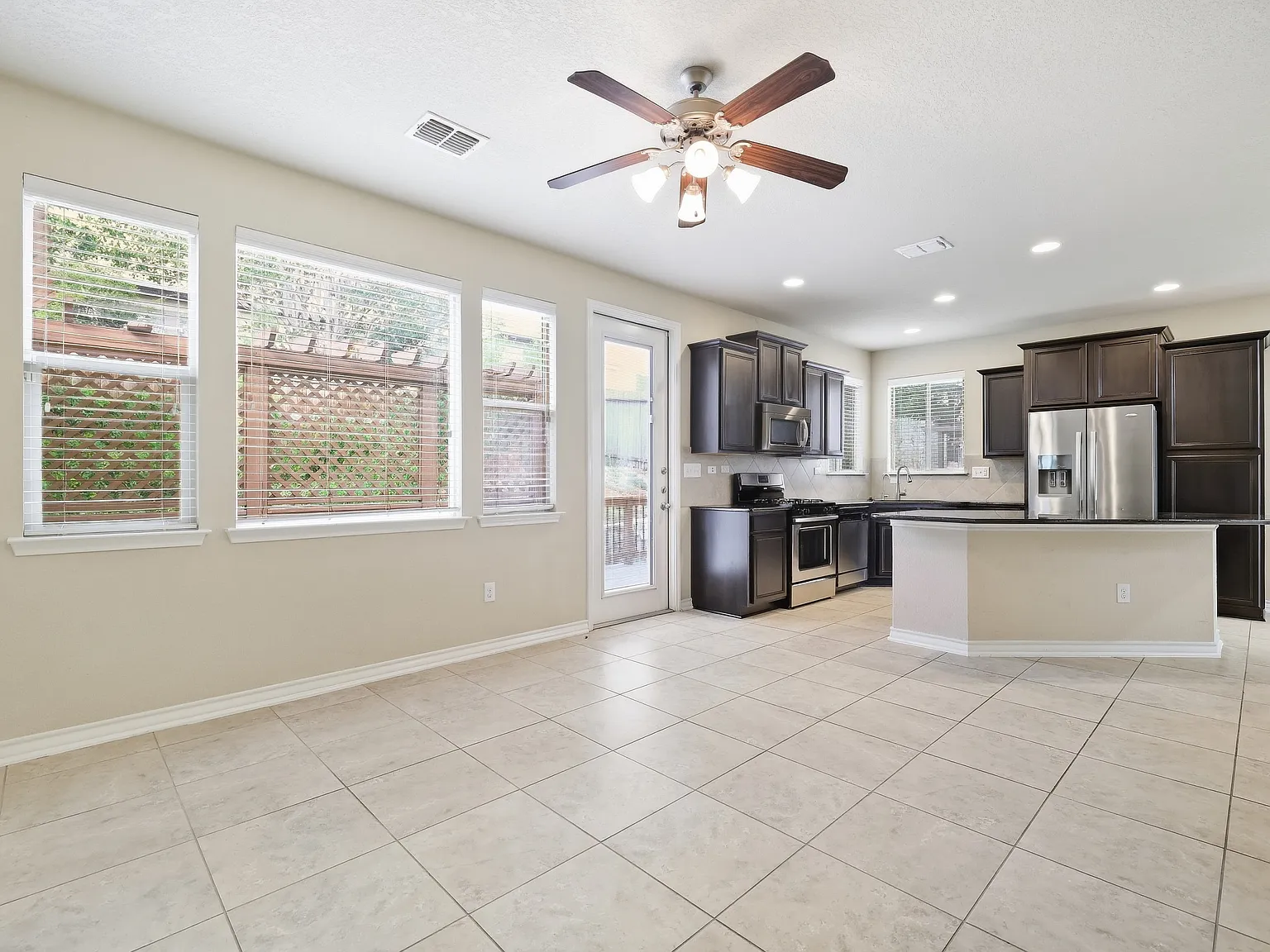 3 bed, 2.5 bath, 1802 sqft, $2,200 — Photo 4