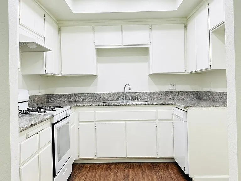 Daisy Apartments — Photo 6