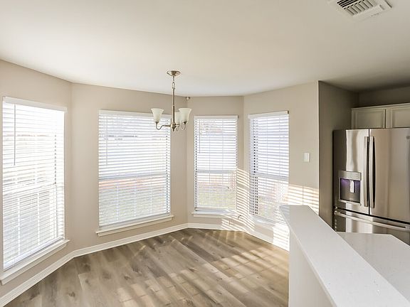 5th image of 661 Honeysuckle Ln
