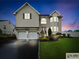 9 Grand Ave, Iselin, NJ 08830