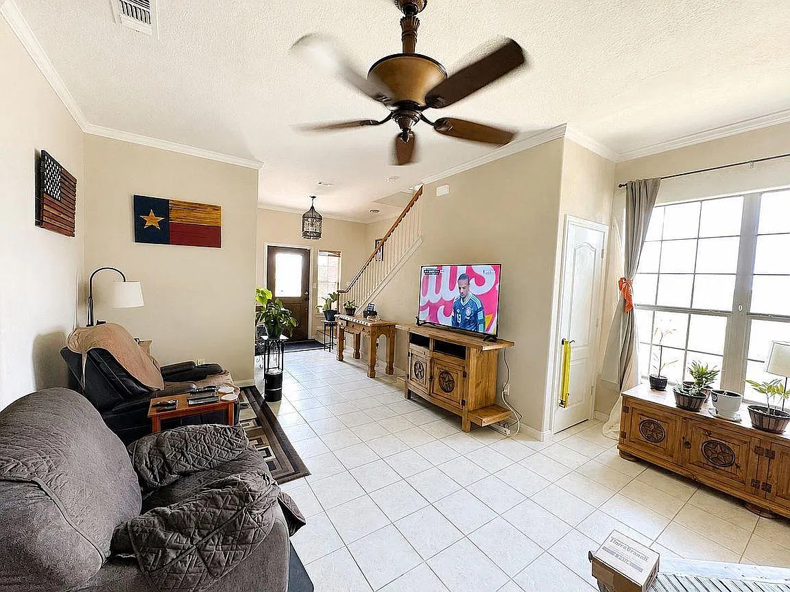 3 bed, 3.0 bath, 1936 sqft, $1,995 — Photo 4