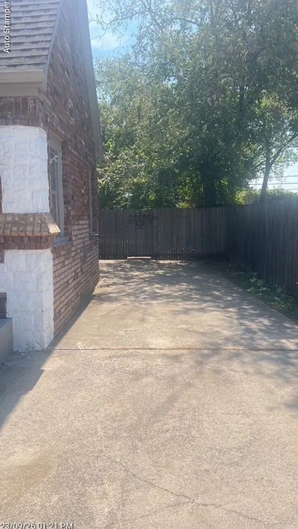 804 Austin St Arlington,76012 — Photo 3