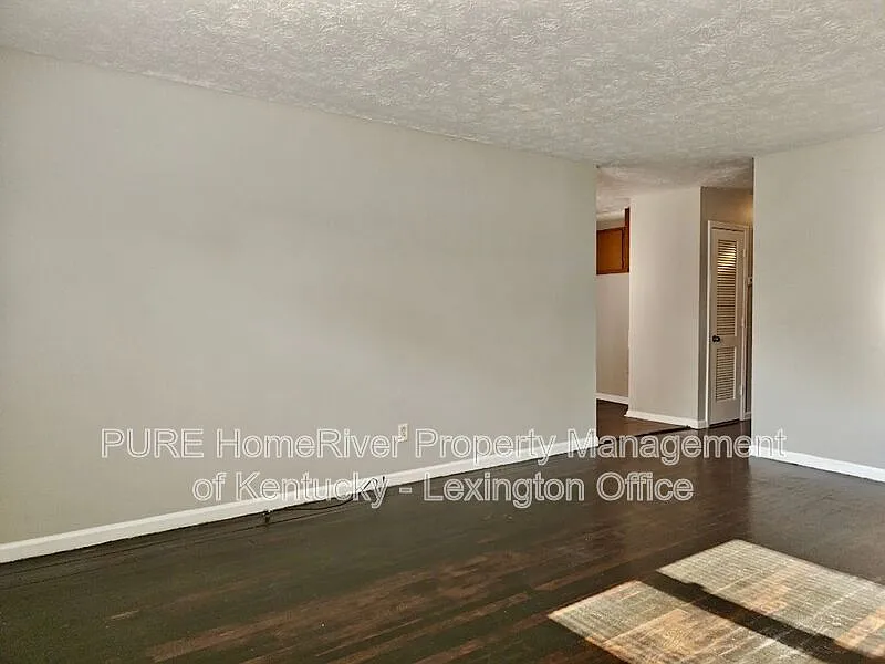3 bed, 1.0 bath, 1050 sqft, $1,495 — Photo 4