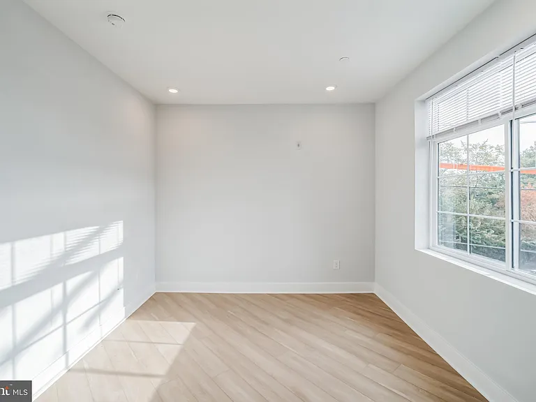 646 N 32nd St #4 — Photo 11