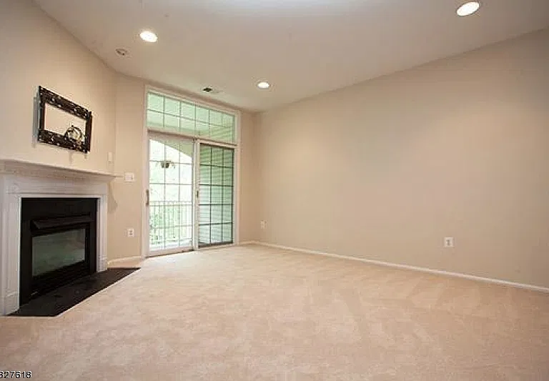 321 Edmonton Ct — Photo 4