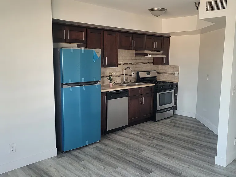 165 N Hoover St — Photo 83