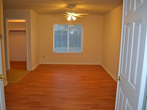 LARGE MASTER BEDROOM