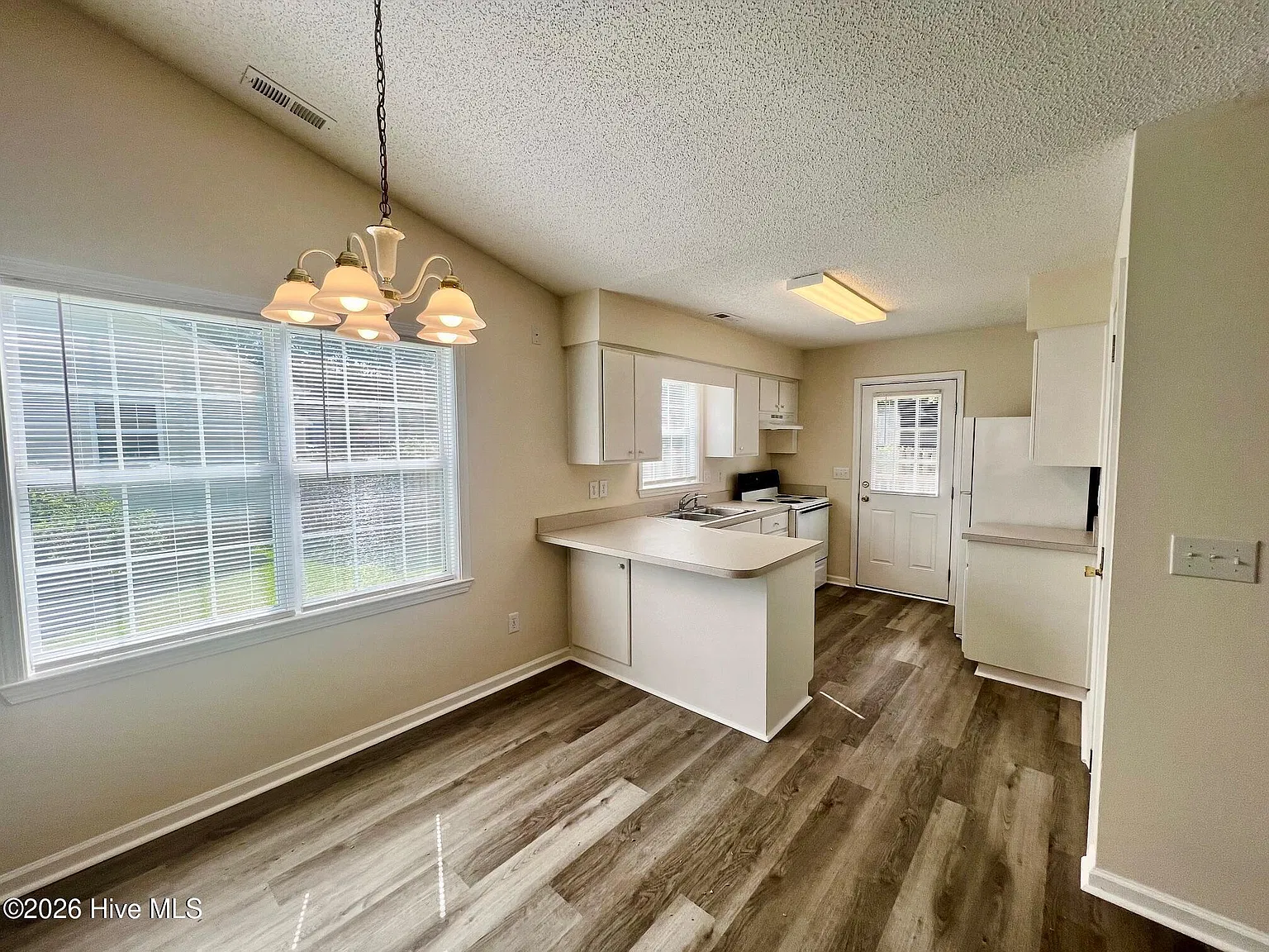2 bed, 2.0 bath, 900 sqft, $1,350 — Photo 4
