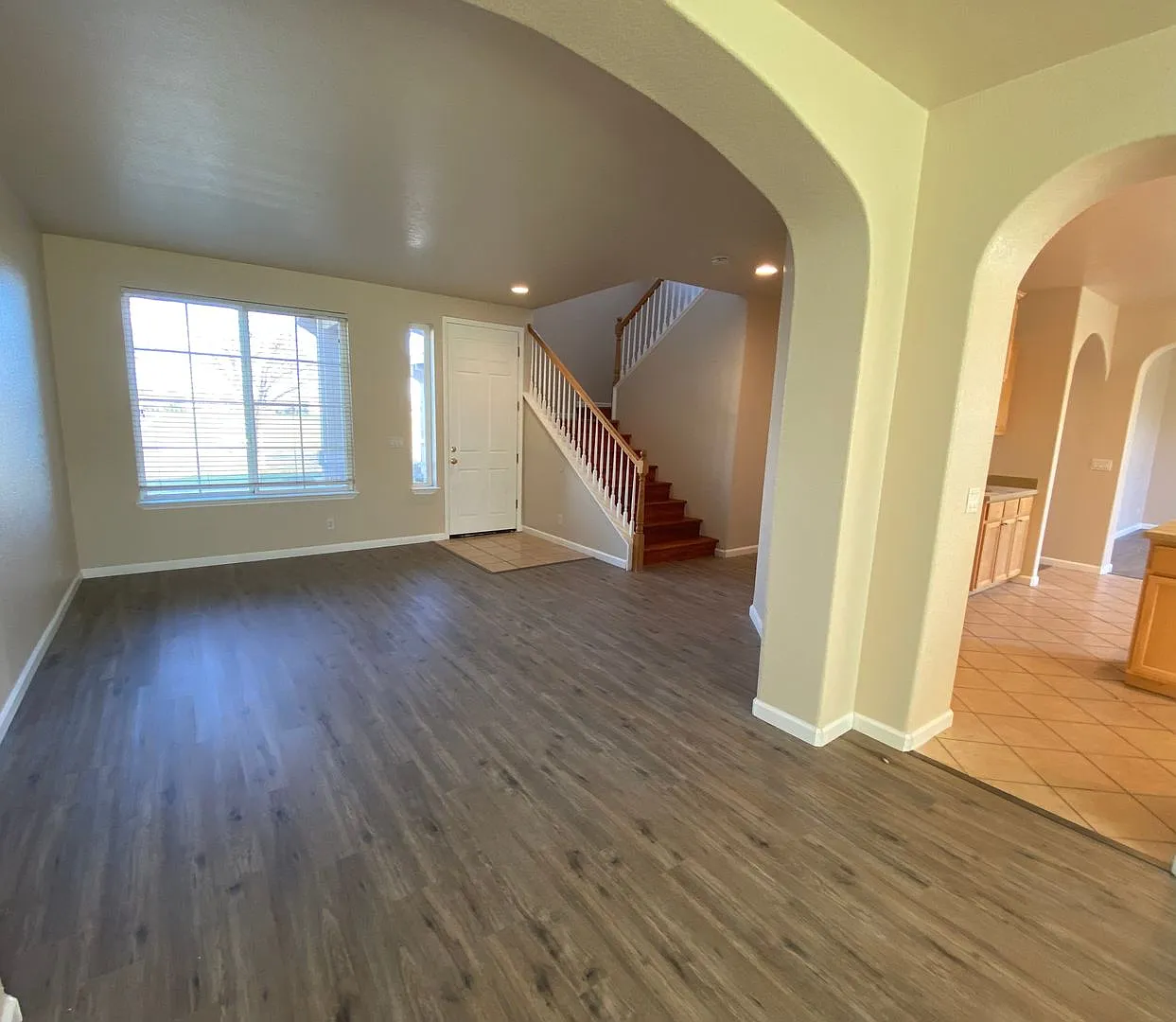 Large 4 bedroom + Den, 2.5 bath home for rent! — Photo 2