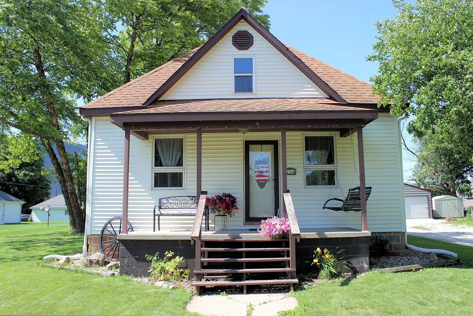 204 E Main St photo 1