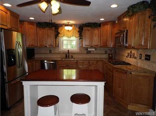 2730 Amsdell Rd, Hamburg, NY 14075