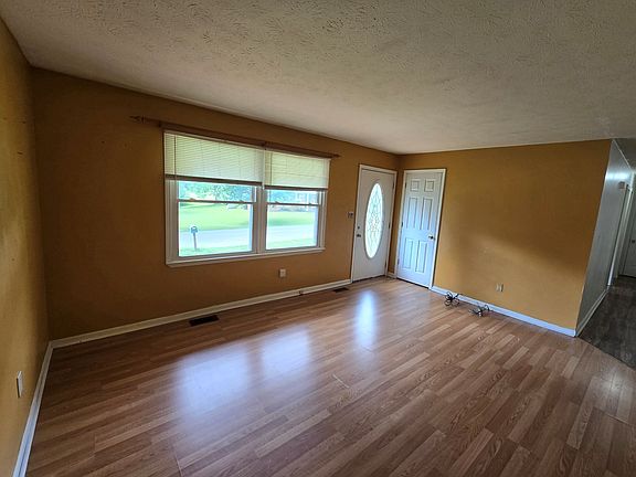 4th image of 104 Sun Valley Cir