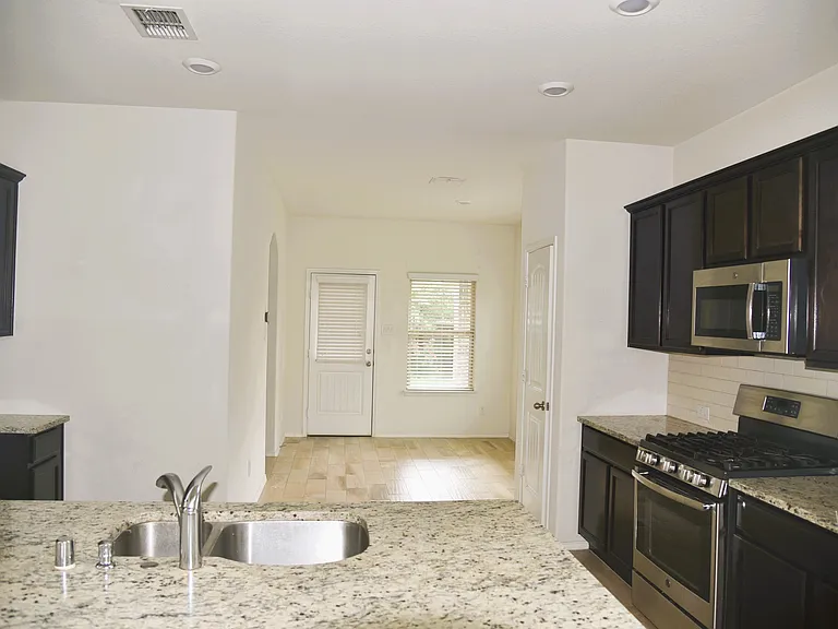 1405 Acmite Ave — Photo 10