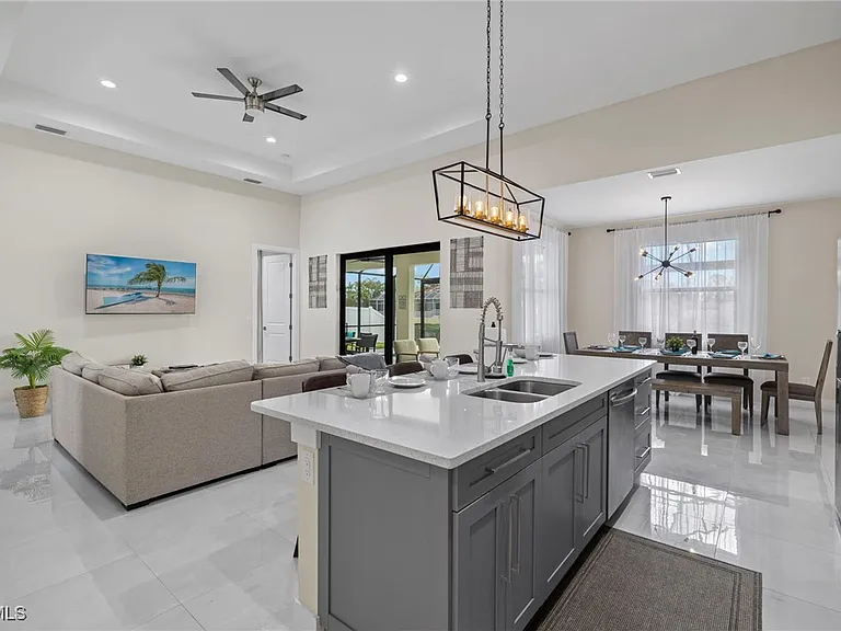1137 SW 18th Ct — Photo 8