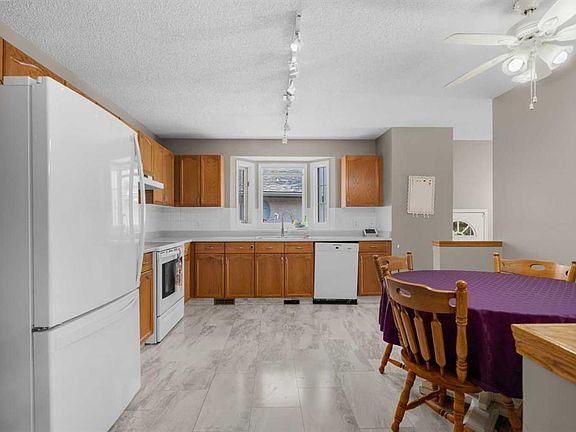 3rd image of 431 E Shawbrooke Cir SW