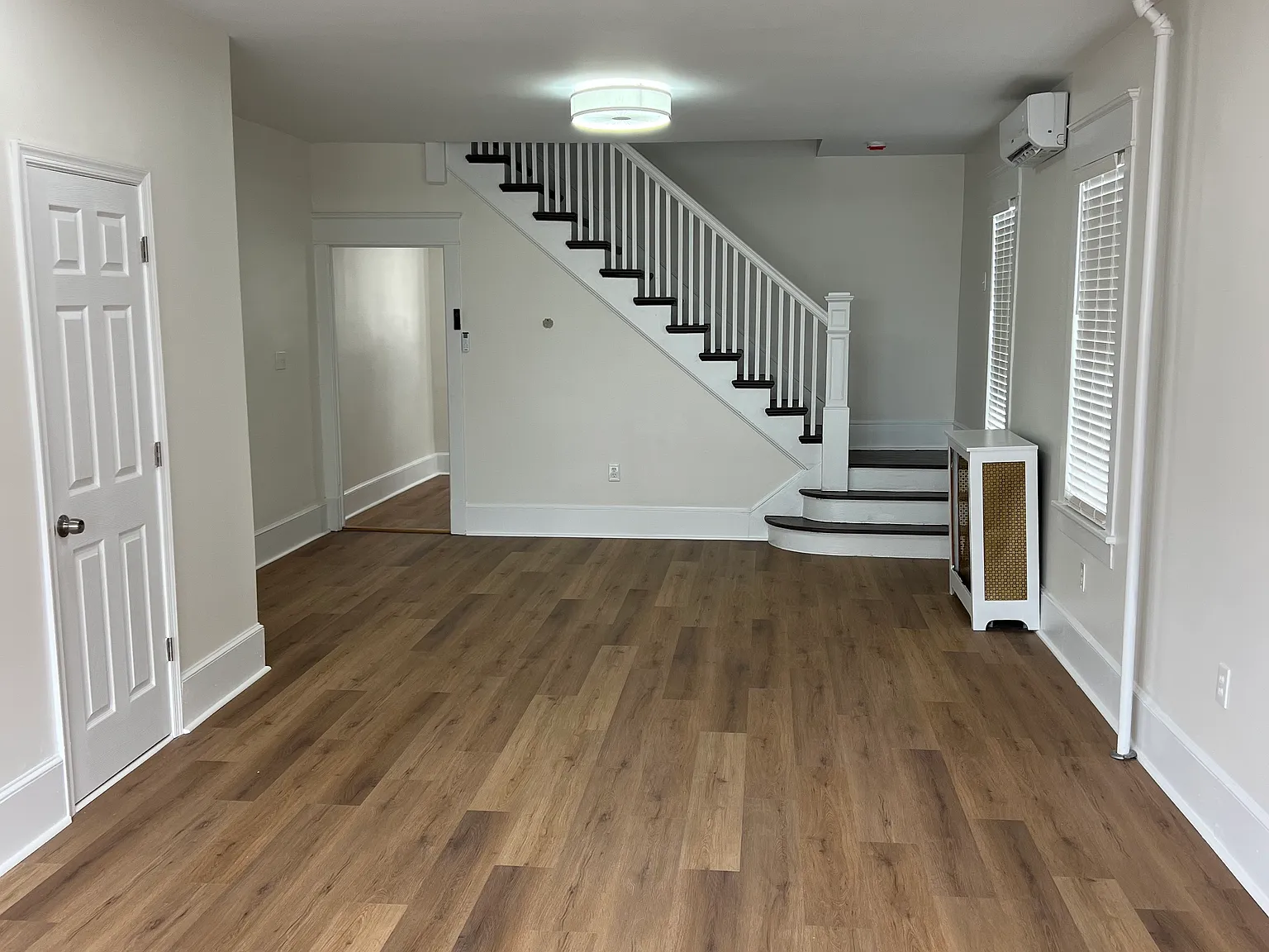 3 bed, 1.5 bath, 1650 sqft, $1,900 — Photo 4