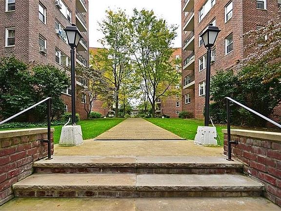 3rd image of 3750 Hudson Manor Ter APT Hw