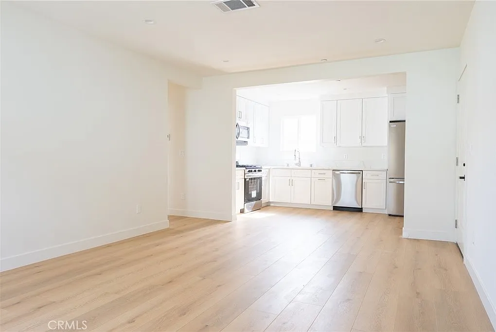 2 bed, 818 sqft, $3,295 — Photo 3
