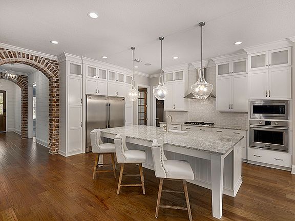 Representative plan. Colors, finishes and upgrades may vary.