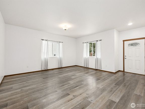 5th image of 323 Briar Lane S