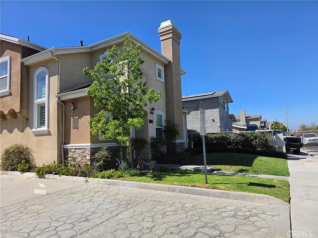 3 bed, 2.5 bath, 1587 sqft, $3,900 — Photo 3