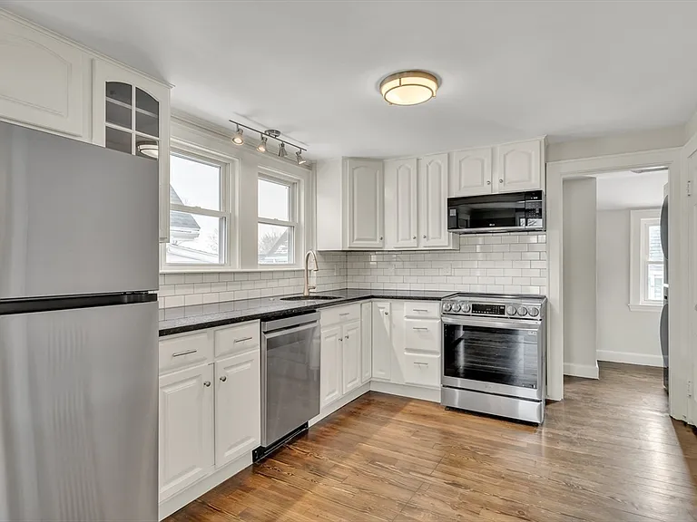 19 Fairview Ave #B — Photo 10