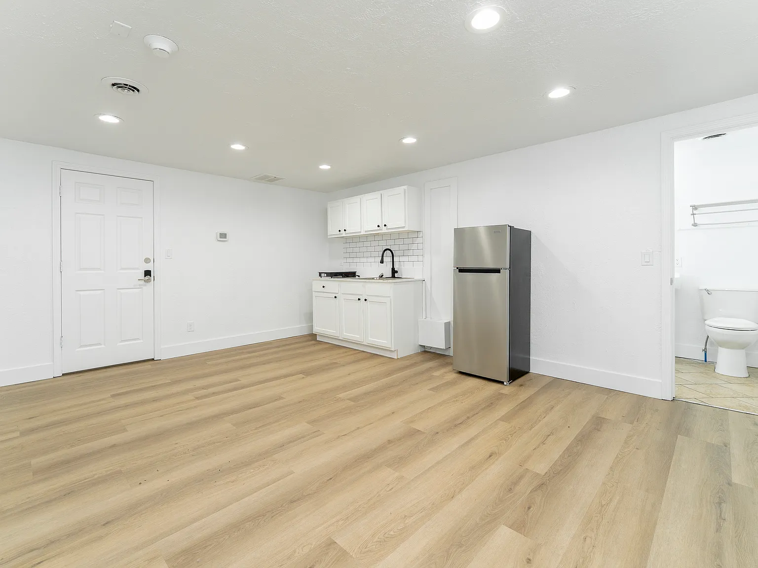 1121 S Sam Houston Blvd — Photo 2