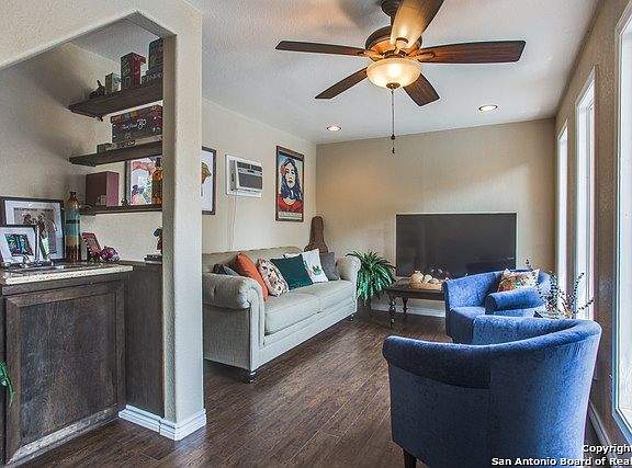 5th image of 837 W Ashby Pl
