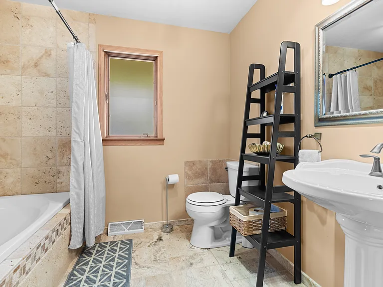 2416 Westbrook Dr — Photo 18