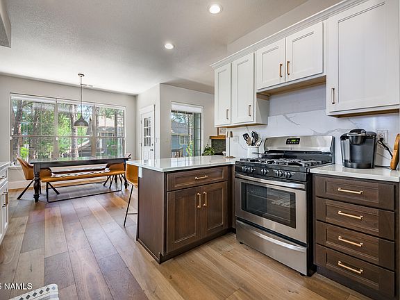 5th image of 462 E Twelve Oaks Dr