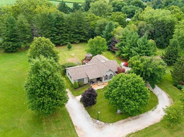 9008 N Willow Dr, Edwards, IL 61528