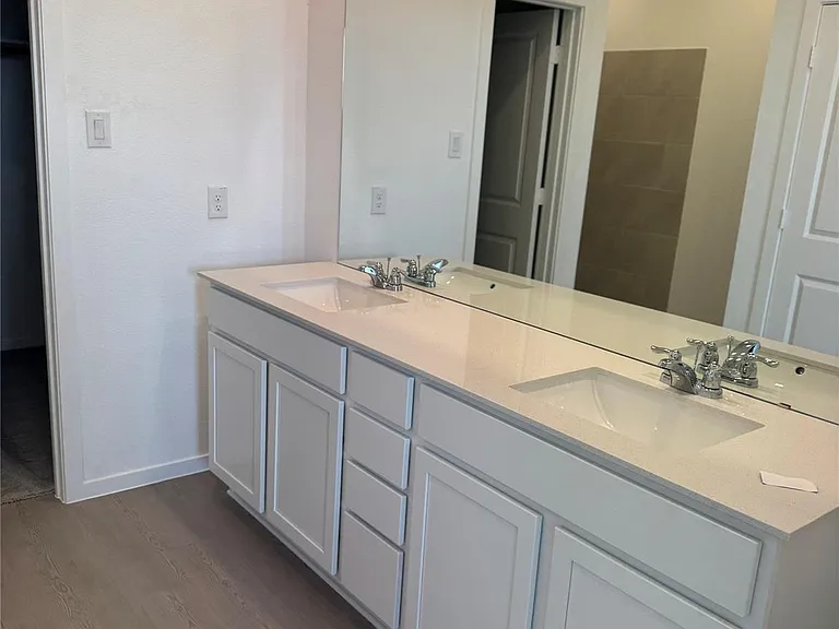 902 Heaven Dr — Photo 13