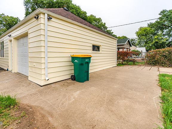 3rd image of 1002 E F Ave