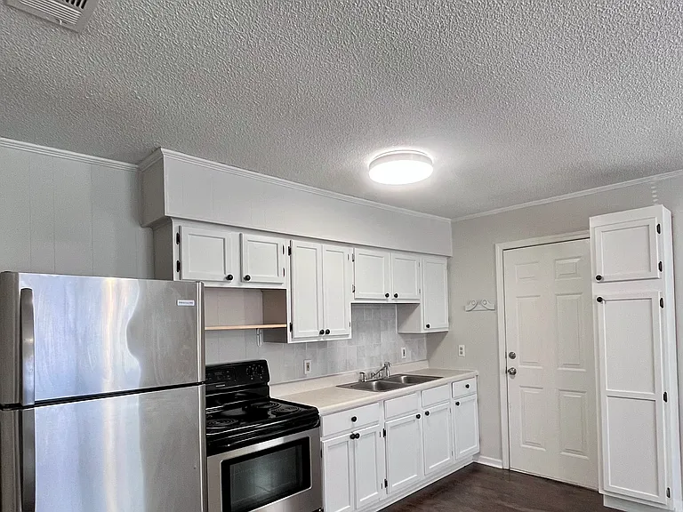 207 Lake Dr — Photo 1