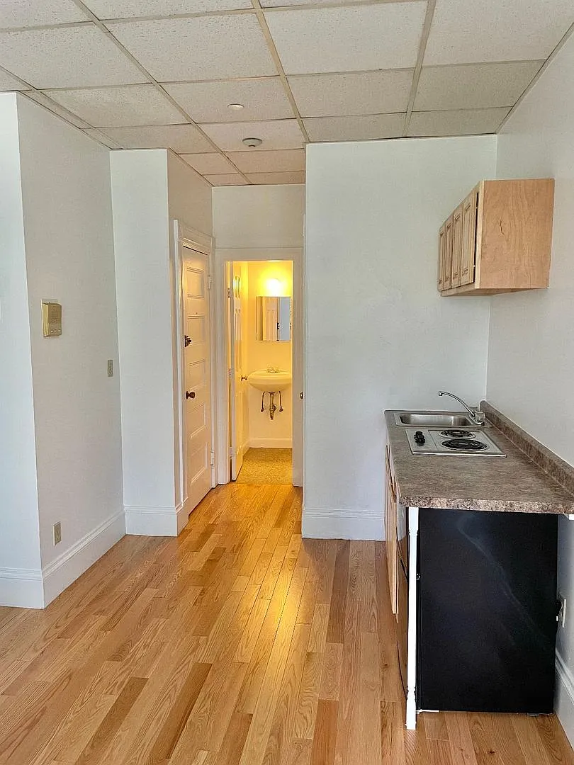 Avl NOW No Fee!- Sunny, cozy studio near BU, Kenmore, Longwood! — Photo 3