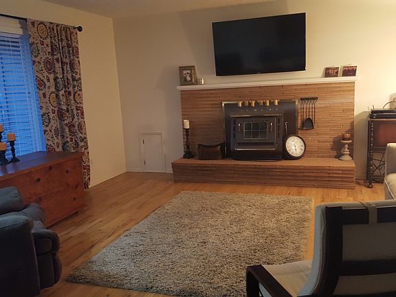 3rd image of 907 SE 110th Ave