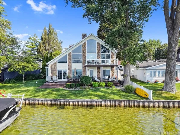 13203 Log Cabin Point, Fenton, MI 48430