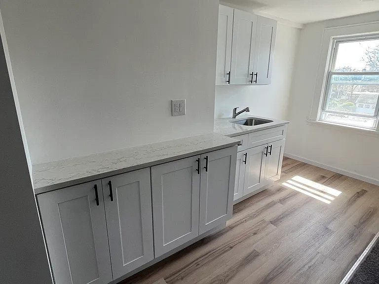 Laurel Ave — Photo 1