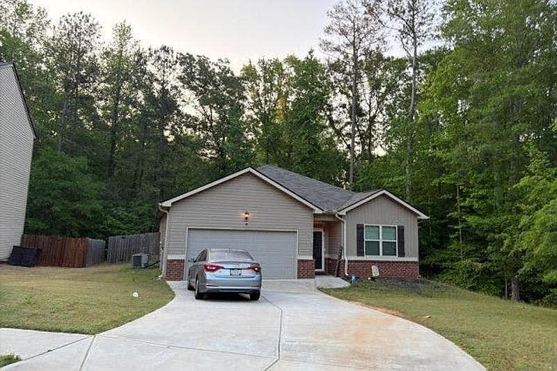 1st image of 165 Ella Dr