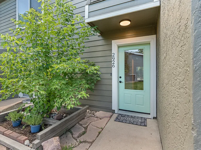 2926 Glenwood Dr — Photo 2
