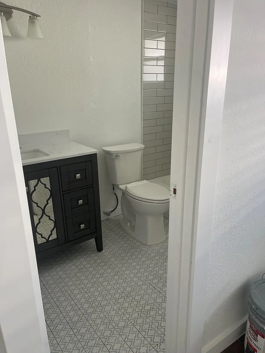 mastersuite 2 bathroom - 415 S Spring Blvd #415