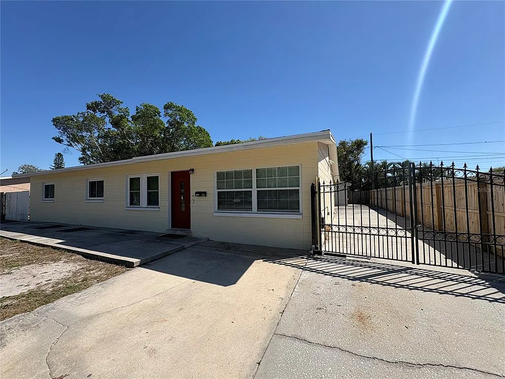 3 bed, 2.0 bath, 1300 sqft, $2,250 — Photo 1