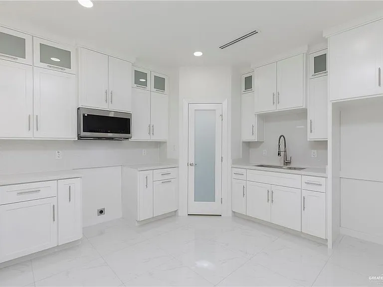 1910 Sunset Dr — Photo 8