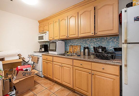 4th image of 385 Vernon Ave #3F