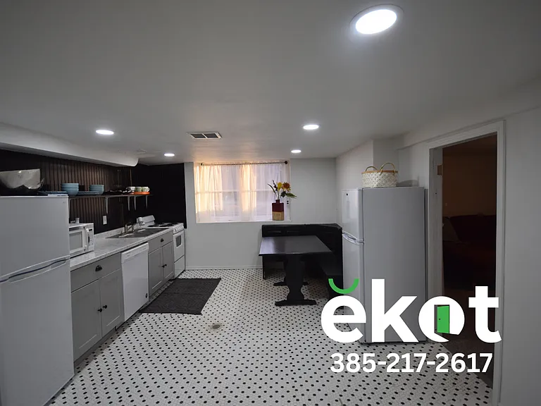382 N Wall St — Photo 2