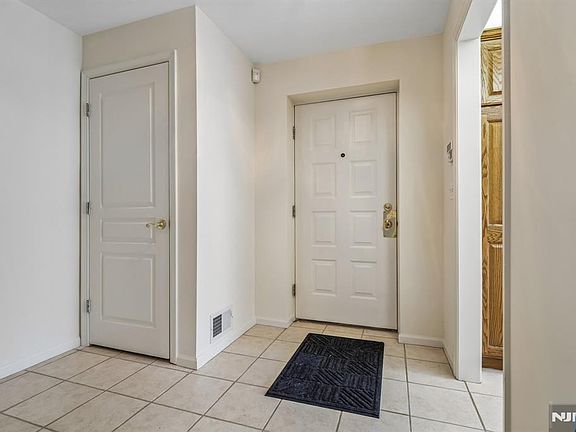 3rd image of 69 Turnberry Rd APT 2